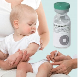 Theo đúng quy trình, sau khi tiêm vắc xin, bạn cần cho con ngồi lại 30 phút để theo dõi tình trạng phản ứng. Nếu không có dấu hiệu bất thường thì có thể đưa con về nhà, nhưng cần tiếp tục theo dõi trong 3 – 5 ngày sau đó.