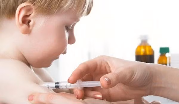 Đối với vắc xin Quinvaxem, do có thành phần ho gà toàn tế bào (giống như vắc xin DPT) nên các phản ứng nhẹ sau tiêm chủ yếu là đau tại chỗ tiêm, sốt cao, khóc dai dẳng… có thể lên tới trên 50% các trường hợp sau tiêm, song phần lớn các phản ứng này sẽ tự khỏi sau 1-2 ngày.