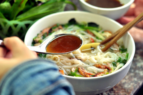 Sở dĩ quán phở vịt quay này đông khách vì nó là một trong số ít quán phục món ngon Lạng Sơn ở Hà Nội mà vẫn chuẩn vị nhất. Bát phở vịt quay ở quán bao gồm đầy đủ sợi phở, hành, gia vị nhưng thay vì thịt bò hay gà. Tuy nhiên khi ăn bạn sẽ cảm nhận được rất rõ sự thơm ngon của miếng thịt vịt quay chín mềm, đậm đà và thơm phức với lớp da đỏ bóng, béo vàng.