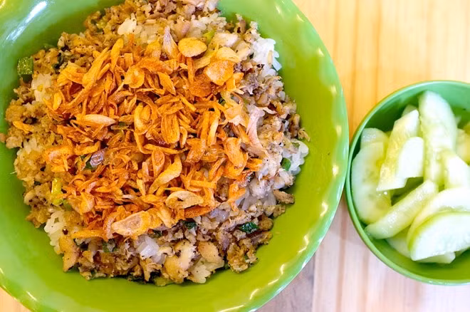 Xôi cá rô đồng đây là món ăn đặc sản truyền thống từ xa xưa của Hà Nội. Ngày nay không còn nhiều quán phục vụ món ăn này. Món xôi cá rô đồng ở phố Lò Đúc đặc biệt thu hút thực khách, từ dân những người sành ăn nhất.