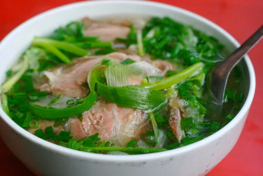 Phở ở quán này đặc biệt vì nước phở ninh từ xương bò rất ngọt và thơm, vị phở đậm đà. Ngoài ra những phở của quán cũng được đặt riêng nên sợi phở mềm, mảnh thtij bò tươi mềm rất ngon miệng.