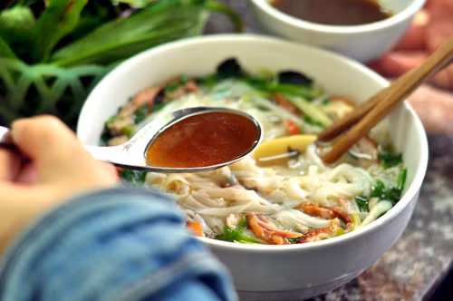 Sở dĩ quán phở vịt quay này đông khách vì nó là một trong số ít quán phục món ngon Lạng Sơn ở Hà Nội mà vẫn chuẩn vị nhất. Bát phở vịt quay ở quán bao gồm đầy đủ sợi phở, hành, gia vị nhưng thay vì thịt bò hay gà. Tuy nhiên khi ăn bạn sẽ cảm nhận được rất rõ sự thơm ngon của miếng thịt vịt quay chín mềm, đậm đà và thơm phức với lớp da đỏ bóng, béo vàng.