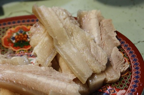 Thịt ba chỉ sau khi luộc chín thì dùng dao thái mỏng, thành miếng dài rộng tầm 2 ngón tay để cuốn gỏi dễ dàng hơn.