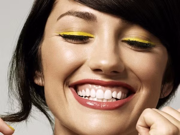 Ủ tẩy trắng răng. Phương pháp này được coi là đơn giản, nhẹ nhàng và dễ thực hiện. Nhiều người thường tự mua một số loại chất hóa học về nhà để tự ủ, tẩy và làm trắng răng vì cho răng đây là phương pháp đơn giản không gây hại.