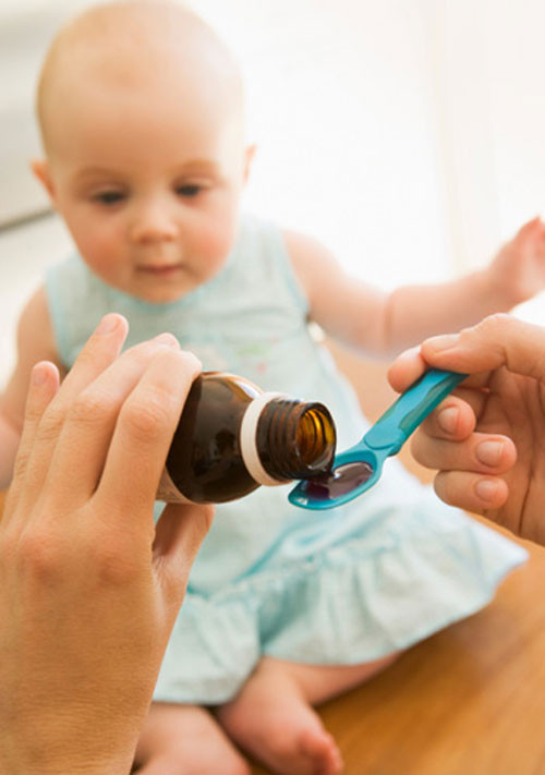 Các mẹ tuyệt đối không đong sirô cho bé bằng thìa cafe, vì sẽ không chính xác liều lượng bé cần.