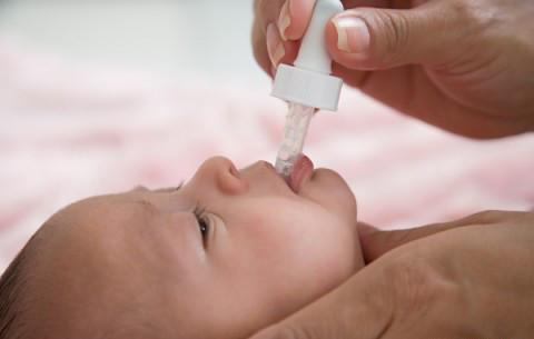 Khi cho bé uống sirô nên đóng theo ml, mẹ có thể dùng xilanh tiêm hoặc dụng cụ đong có sẵn đóng đúng theo ml được kê đơn và cho bé uống.