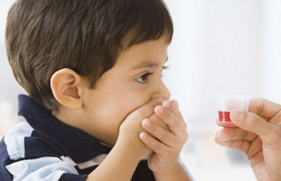 Khi bị sặc sirô sẽ rất khó chịu. Mẹ lưu chất lỏng đừng móc họng con, hãy tìm cách kích thích cho bé khóc, sau đó ấn ngực, hút mũi miệng cho bé.