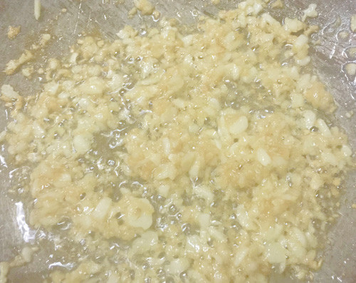 Bạn vẫn dùng tiếp chảo chiên tôm cho tỏi vào phi thơm lần nữa cùng 1 muỗng canh loại nhỏ bột chiên xù, chút muối, hạt nêm, đường vào đảo đều tới khi bột khô và có màu vàng đều.