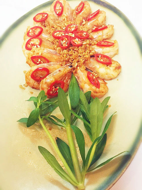 Tôm xóc tỏi có thể làm món nhậu tuyệt đỉnh khi ăn kèm với dưa chuột tươi.