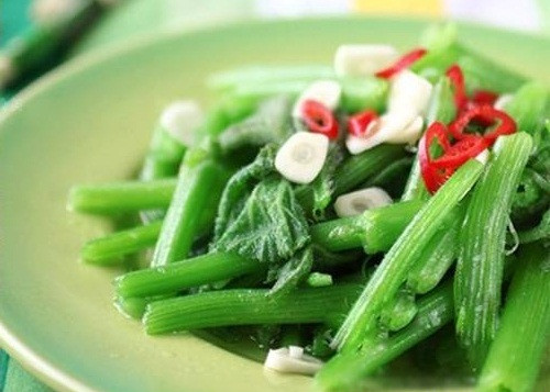 Những món có tỏi bạn nên chế biến cho bữa ăn hàng ngày như tôm xóc tỏi, cánh gà chiên mắm tỏi, các loại rau xào tỏi...để giữ ấm cơ thể, tăng cường sức đề kháng vào mùa lạnh.