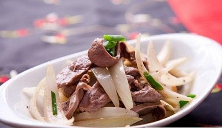 Hành tây cũng là thực phẩm có nhiều thành phần giúp cơ thể bạn tránh xa các bệnh cảm lạnh, đau họng. Món hành tây xào, súp hành tây nóng... cũng là món ngon tuyệt vời chế biến từ loại hành tây tốt cho cơ thể mùa đông.