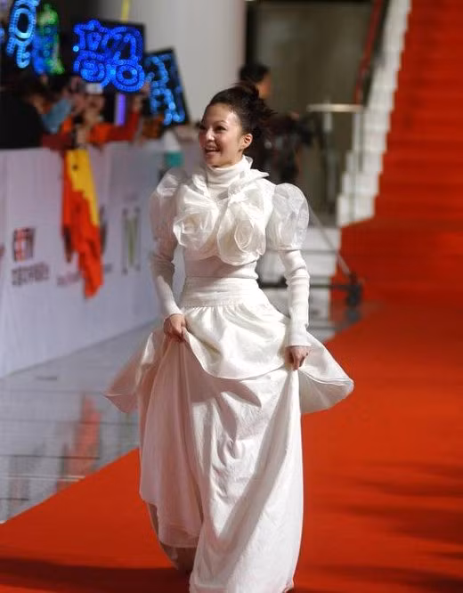 Trương Thiều Hàm và chiếc váy "nhìn phát ngốt" vì không có điểm nhấn và chất liệu kém sang.