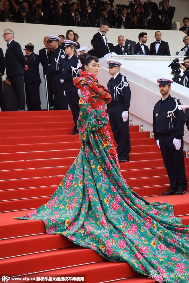 Họa tiết hoài cổ này đang là mốt ở các quốc gia châu Á. Tuy nhiên, vì độ sặc sỡ của nó, nếu dùng để nhấn nhá sẽ trở nên độc đáo và lạ mắt, còn sử dụng để tạo nên một chiếc váy đồ sộ như của Trương Hinh Dư thì có phần hơi quá. Trông người đẹp Võ Tắc Thiên như đang trải chăn trên thảm đỏ Cannes.