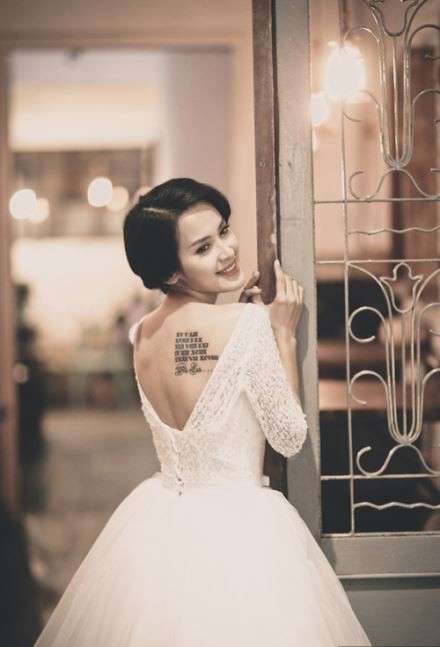 Tú Vi xăm dòng chữ "Stay strong" dọc sống lưng. "Đó là lời nhắc nhở tôi luôn mạnh mẽ trong mọi trường hợp. Tôi xăm hình này khi gặp nhiều chuyện không vui trong cuộc sống, công việc và chuyện tình cảm" - bạn gái của diễn viên Văn Anh chia sẻ. Ngoài ra, ngôi sao phim Quả tim máu còn xăm ngày sinh của những người mà cô yêu quý bằng số La Mã trên vai.