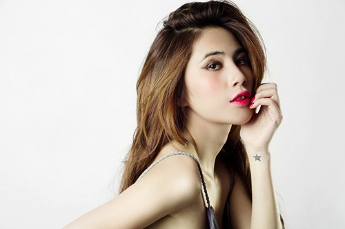 Thủy Tiên xăm hình một chùm sao trên cổ và hình một ngôi sao trên cổ tay trái. Với hai hình xăm này, nữ ca sĩ mong muốn gặp được nhiều may mắn trong cuộc sống và sự nghiệp.