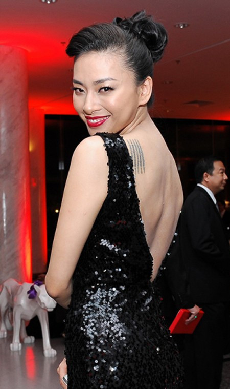 Hình xăm trên vai gồm những dòng chữ mang ý nghĩa tâm linh được Ngô Thanh Vân thực hiện vào đầu năm 2012. Khi sang Thái Lan công tác, "đả nữ" tìm tới thợ xăm nổi tiếng Ajarn Noo Khampai để có được tác phẩm nghệ thuật trên da. Hình xăm của cô tương đối giống với minh tinh điện ảnh Angelina Jolie.