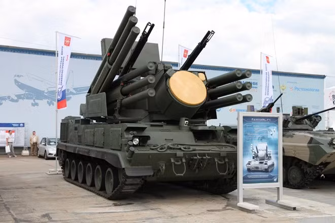 Hệ thống phòng không Pantsir-S1 trang bị vũ khí bao gồm 12 tên lửa dẫn đường đất đối không và 2 súng tự động cỡ nòng 30 mm có khả năng tiêu diệt máy bay, trực thăng, các tên lửa đạn đạo và hành trình. Ảnh: Wiki Commons.