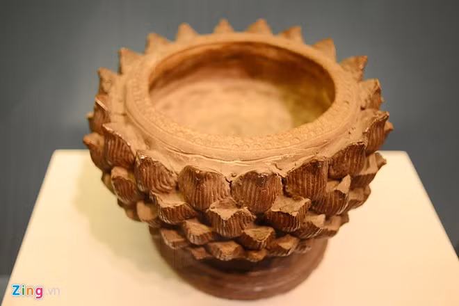 Lư hương được làm bằng sành (có từ thế kỷ 18-19) được phát hiện tại làng gốm Thổ Hà, Bắc Giang. Theo Bảo tàng Lịch sử quốc gia, phần lớn hiện vật được trưng bày đều là độc bản. Triển lãm kéo dài đến hết tháng 6/2015.