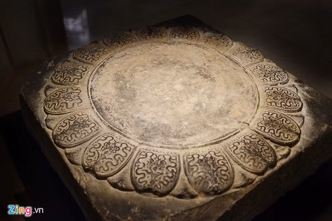 Bộ kê chân cột được làm bằng đá, có từ thời Lý (năm 1057). Kệ chân hình vuông bốn mặt cạnh chạm khắc hình nhạc công tấu nhạc. Mặt trên tạo hình bông sen 16 cánh. Trong mỗi cánh trang trí đôi rồng chầu lá đề.