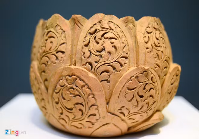 Trang trí kiến trúc được làm bằng đất nung có từ thời nhà Lý (thế kỷ 11-13). Theo quan niệm Phật giáo, hoa sen biểu trưng cho giá trị đạo đức, sự thuần khiết và thánh thiện, là trí tuệ, sự giác ngộ và tinh thần bất nhiễm.