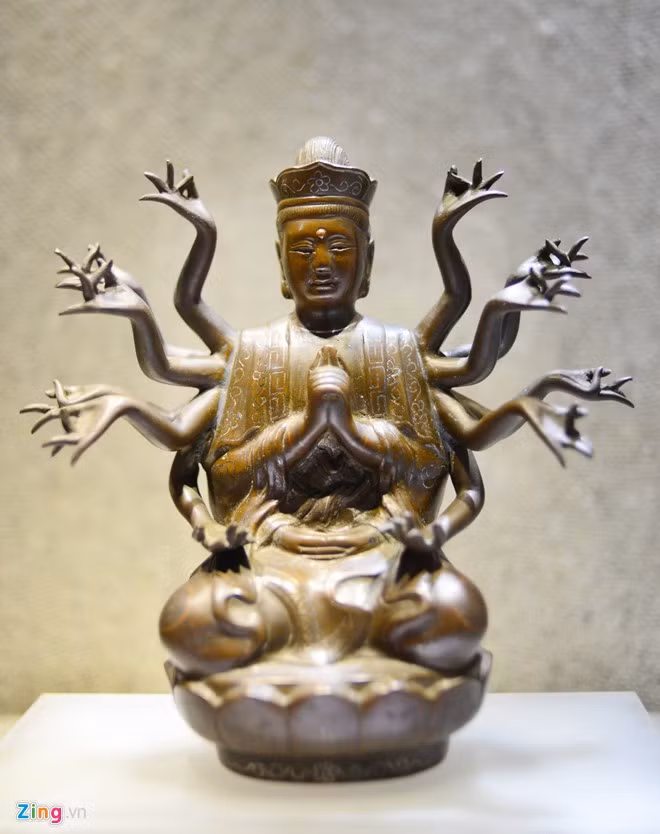 Tượng Bồ tát Chuẩn đề ngồi trên tòa sen đồng khảm tam khí, có từ thời Nguyễn (thế kỷ 19-20).