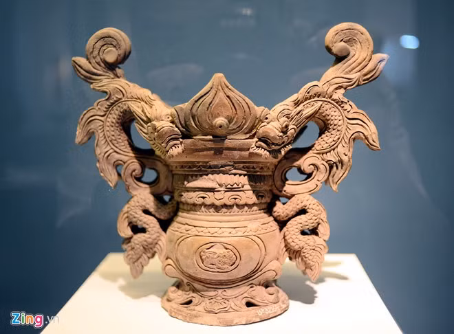 Chiếc lư hương trang trí hình rồng chầu sen, chất liệu sành, có từ thời Lê Trung Hưng (thế kỷ 17-18).