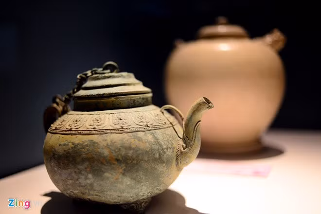 Hàng loạt cổ vật khác được làm bằng đất nung được trang trí cùng họa tiết, chất liệu bằng đồng có từ thời Lê Trung Hưng (thế kỷ 17-18).