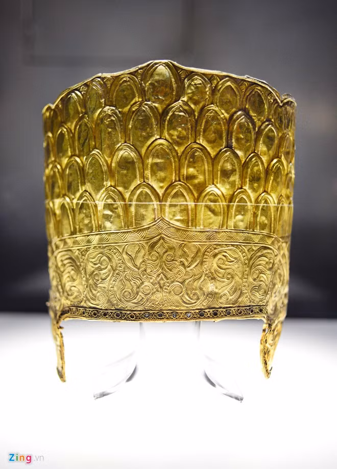 Một đồ vật bằng vàng được chế tác khá tinh xảo là mũ trang trí cánh hoa sen thuộc văn hóa Chăm Pa (có từ thế kỷ 17-18)