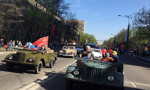 Những chiếc xe quen thuộc của Liên Xô thời trước chiến tranh, nay được người dân Moscow trang hoàng lại và biến nó thành một loại xe diễu hành đặc biệt.