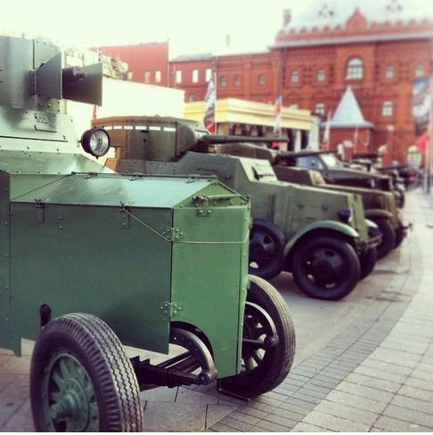 Một số xe quân sự từ Thế chiến II được trưng bày trên đường phố Moscow với nước sơn mới và đầy vẻ tôn kính.
