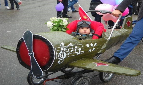 Chiếc máy bay chiến đấu tí hon cho anh lính nhí đi chơi trong lễ duyệt binh.