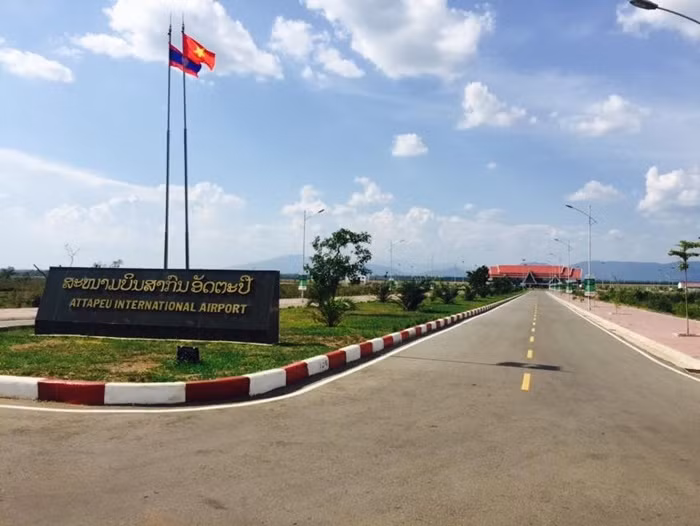  Sân bay quốc tế Attapeu được Tập đoàn Hoàng Anh Gia Lai hỗ trợ Lào xây dựng với hình thức BT (xây dựng và chuyển giao) trong thời gian 24 tháng (từ tháng 5/2013 đến tháng 5/2015).