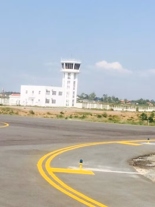 Sân bay quốc tế Attapeu có chiều dài đường băng 1.850m, đáp ứng cho các loại máy bay ATR-72, Fokker hoặc tương đương.