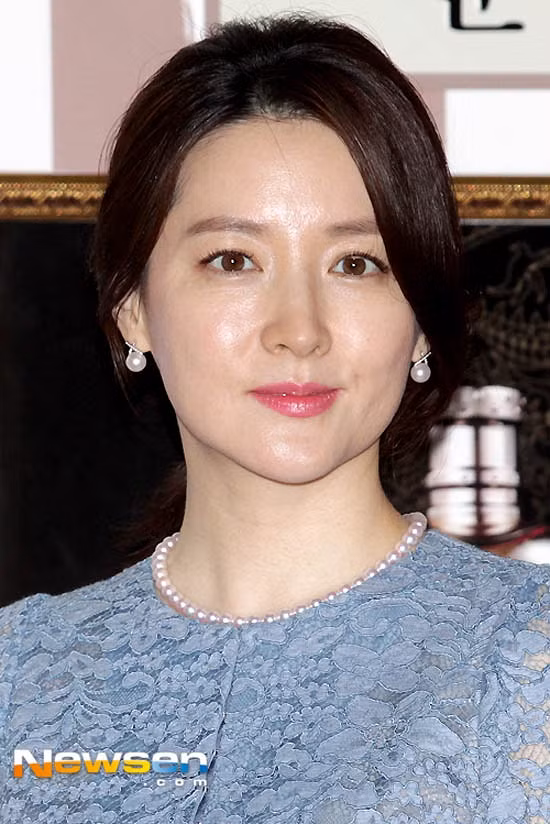 Có khá nhiều người phải đặt câu hỏi nghi ngờ với chiếc cằm khó hiểu của Lee Young Ae trong lần xuất hiện tại sự kiện cách đây không lâu. Khác hẳn với vẻ tự nhiên, Lee Young Ae xuất hiện với gương mặt nhờn bóng cùng với chiếc cằm hơi lệch và có phần cứng đơ. Ở một số góc chụp có thể thấy phần cằm của Lee Young Ae nhô ra trông rất thiếu tự nhiên khiến nhiều người nghi ngờ việc cô đã đụng "dao kéo".