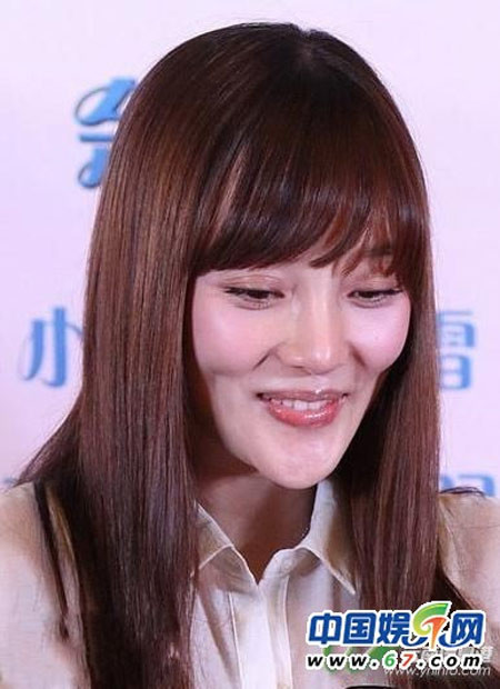 Cằm của Lý Tiểu Lộ không chỉ lệch lạc mà ngày càng kỳ dị sau khi tiến hành thẩm mỹ.