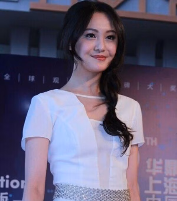 Và hậu quả/biến chứng của phẫu thuật thẩm mỹ mà Trịnh Sảng đang phải gánh chịu chính là chiếc cằm "lỗi" và lệch của mình.