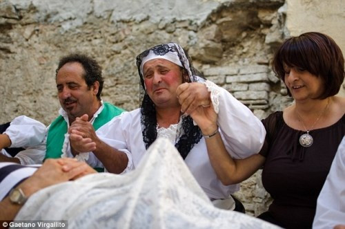 Trong lễ hội mùa hè tên gọi "Giấc mơ tại thị trấn đó" trong tiếng Ý đồng âm với "tới địa ngục", những người biểu diễn kể nhiều câu chuyện huyền bí. Bùa cũng được bán tại cổng thị trấn để tránh quỷ dữ.