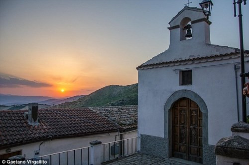 Người Ý khá mê tín, nên thậm chí cảnh sát cũng không xử phạt nếu đi quá tốc độ vì sợ các thế lực siêu nhiên. Các tài xế thậm chí còn nhờ nam giới từ các khu vực lân cận gãi "của quý" của họ để rũ bỏ điềm xấu khi nghe từ Colobraro.