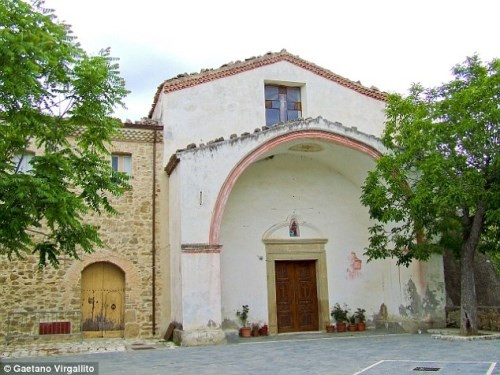 Sau này, một nhà nhân chủng học tới tìm 'fattucchiera' là phép thuật gỡ bỏ lời nguyền và gặp được một phụ nữ gìa gọi là "La Cattre". Tuy nhiên nhóm nghiên cứu luôn gặp các vụ tai nạn bí ẩn, cộng thêm nhiều truyền thuyết khác về chấn thương, sạt lở đất cũng như các cuộc hội họp của giới phù thủy, Colobraro bị coi là vùng đất hắc ám và La Cattre bị gọi là phù thủy. Elena di Napoli, chắt của người phụ nữ kia và cũng nằm trong ban quản trị du lịch, chối bỏ việc đó.