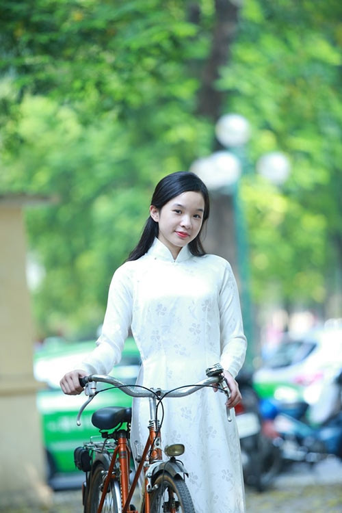 Mới đây, con gái Thanh Thanh Hiền đã cùng bố và em gái thực hiện một bộ ảnh kỉ niệm mà theo nghệ sĩ Anh Tú chia sẻ: "Phải lưu lại để sau này già đi còn có cái mà ngắm. Ngoảnh đi ngoảnh lại đã thấy chúng lớn hết rồi".