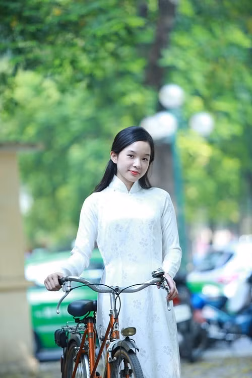 Mới đây, con gái Thanh Thanh Hiền đã cùng bố và em gái thực hiện một bộ ảnh kỉ niệm mà theo nghệ sĩ Anh Tú chia sẻ: "Phải lưu lại để sau này già đi còn có cái mà ngắm. Ngoảnh đi ngoảnh lại đã thấy chúng lớn hết rồi".