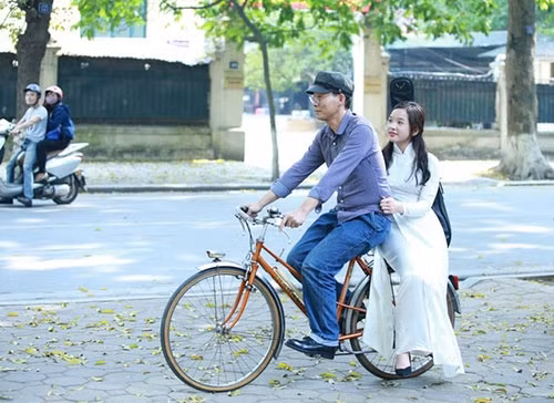 Ngoài giờ học văn hóa ở trường, cô bé và em gái Thái Phương đều theo học âm nhạc. Tú Linh được bố hướng cho học piano vì ngay từ bé, cô bé đã có thiên hướng thích gắn bó với piano hơn. Ảnh: Tú Linh và bố Anh Tú.