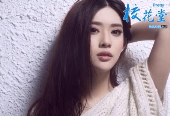 Mạnh Tử Nghĩa là nữ sinh khoa biểu diễn của Học viện Điện ảnh Bắc Kinh. Cô có vẻ ngoài xinh đẹp, gây chú ý trên mạng.