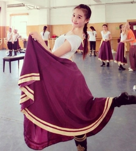 Là nữ sinh Học viện múa thuộc Đại học Dân tộc trung ương, Thôi Anh có dáng vẻ yêu kiều, nhỏ xinh, nụ cười tươi tắn.