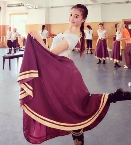 Là nữ sinh Học viện múa thuộc Đại học Dân tộc trung ương, Thôi Anh có dáng vẻ yêu kiều, nhỏ xinh, nụ cười tươi tắn.