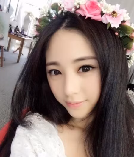 Trình Hi Viện hiện là sinh viên Đại học Hạ Môn, Trung Quốc.