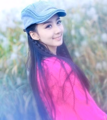 Hứa Hiểu Nặc (20 tuổi) là nữ sinh khoa thanh nhạc Học viện Âm nhạc Vũ Hán.