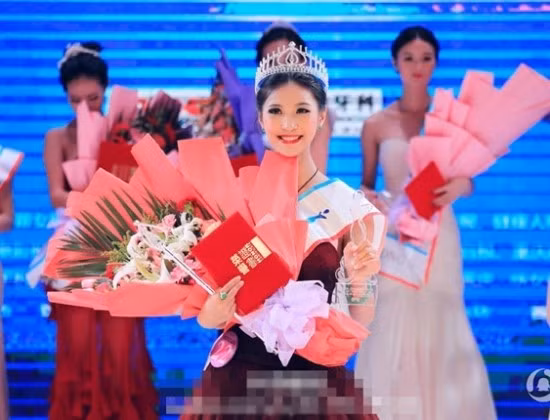 Hồ Mộng Dao là sinh viên năm thứ 2 ngành Hàng không của Đại học Ngoại ngữ Tứ Xuyên, thành phố Trùng Khánh. Cô gái sở hữu chiều cao 1,73 m và vừa giành ngôi quán quân cuộc thi hoa khôi Trùng Khánh.