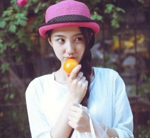 Vẻ ngoài xinh đẹp của cô luôn thu hút sự chú ý của cộng đồng mạng.