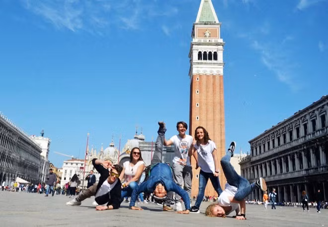 Hai vợ chồng trẻ cho biết, nơi đầu tiên họ ghé thăm là thành phố Modena nằm ở phía Bắc Italy. "Tôi gần như choáng ngợp bởi phong cảnh, kiến trúc và nghệ thuật nơi đây", Quỳnh Trang nói.